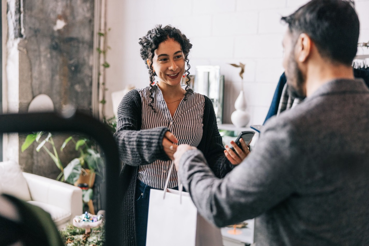 Retail operations team using Grasshopper Labs all-in-one order management and inventory tracking platform